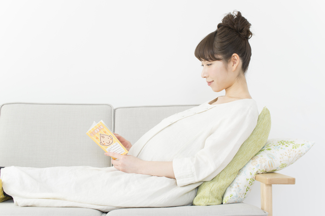リラックスする妊婦,妊娠,16週,胎児