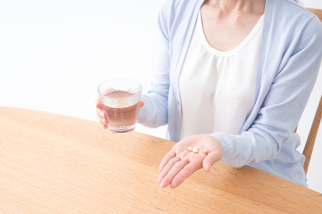 薬を飲む女性,子宮外妊娠,