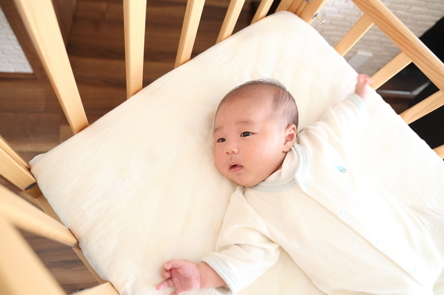 ベビーベッドはいつまで使う いつ卒業 先輩ママが使用をやめた理由は Cozre コズレ 子育てマガジン