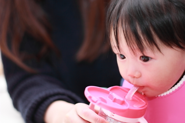 マグで水分をとる子ども,ベビーマグ,