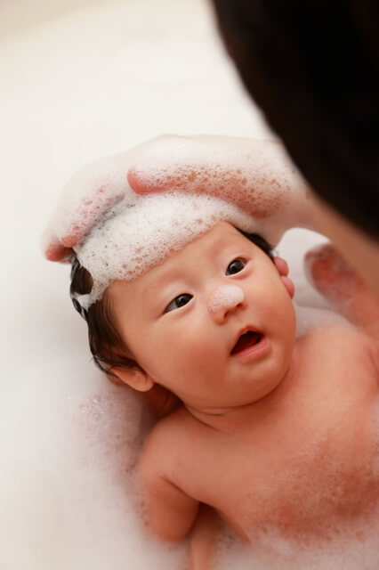 泡風呂の中の赤ちゃん,赤ちゃん,お風呂,一緒に入る
