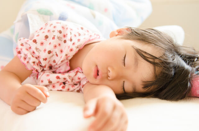 寝ている女の子,幼稚園入園前,過ごし方,生活リズム
