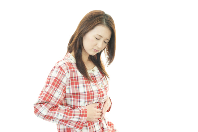 胃もたれに悩む女性,妊娠,24週,胎児
