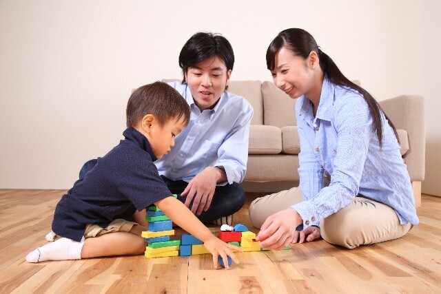 積み木で遊ぶ家族,積み木,知育,遊び方