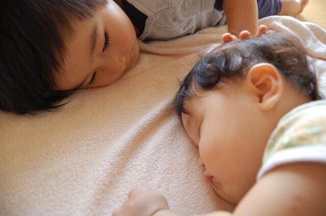 上の子と下の子は一緒に寝かしつける それとも別々 お悩み相談 Cozre コズレ 子育てマガジン 上の子と下の子は一緒に寝かしつける それとも別々 お悩み相談 Cozre コズレ 子育てマガジン