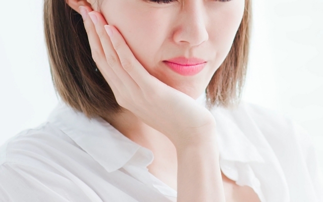歯が痛む女性,