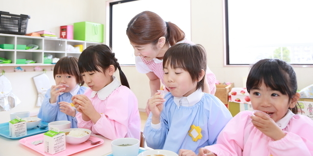 保育園で食事,子ども,食事,