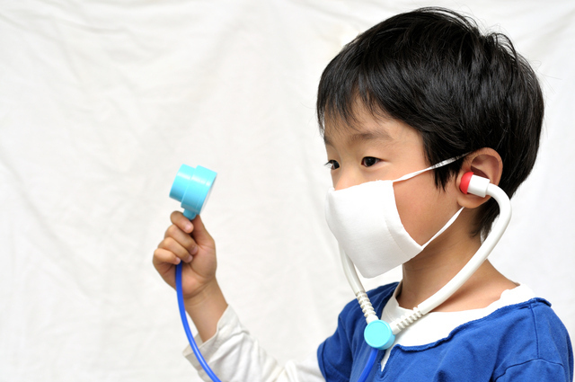 お医者さんごっこする子ども,ごっこ遊び,おもちゃ,