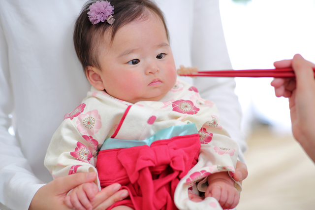 お食い初めのやり方 いつ 意味や料理の順番は 石や食器等準備品も解説 Cozre コズレ 子育てマガジン