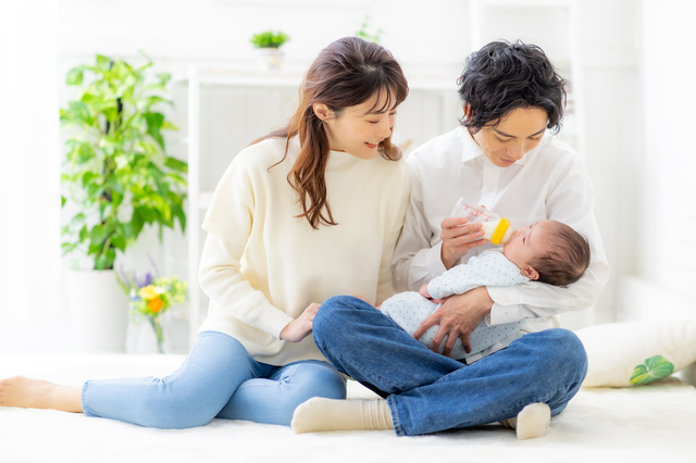 赤ちゃんにミルクをあげる夫婦,パパの育児休業取得率&育休中のパパの役割,