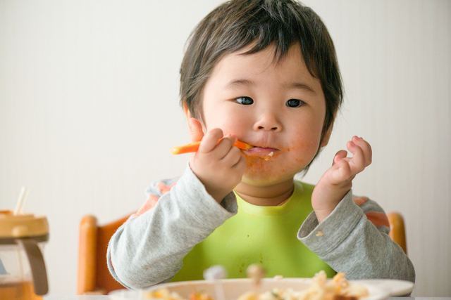 離乳食を食べる子ども,離乳食,後期,