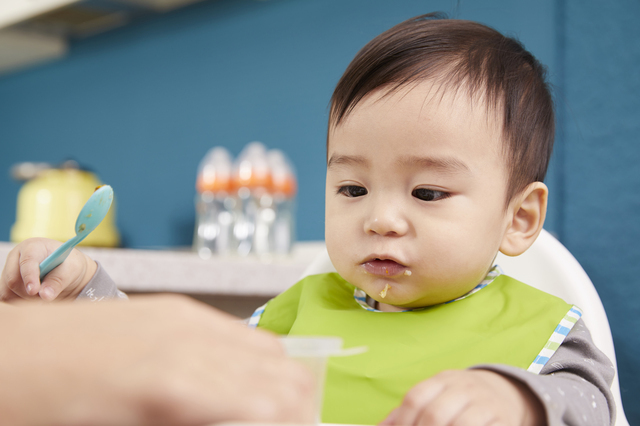 離乳食を食べる赤ちゃん,1歳児,