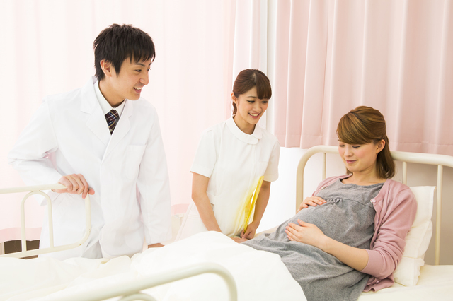 入院中の妊婦,双子,出産,