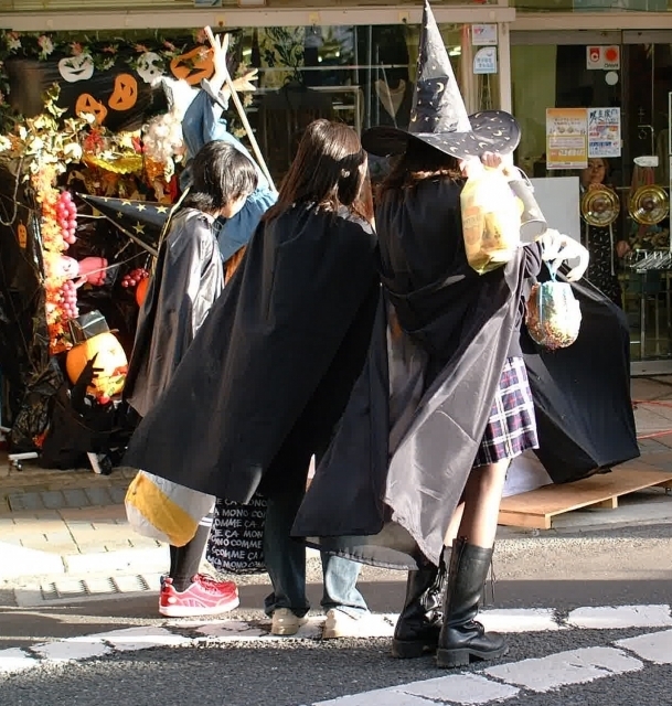 ハロウィンで仮装する子ども,ハロウィン,マント,