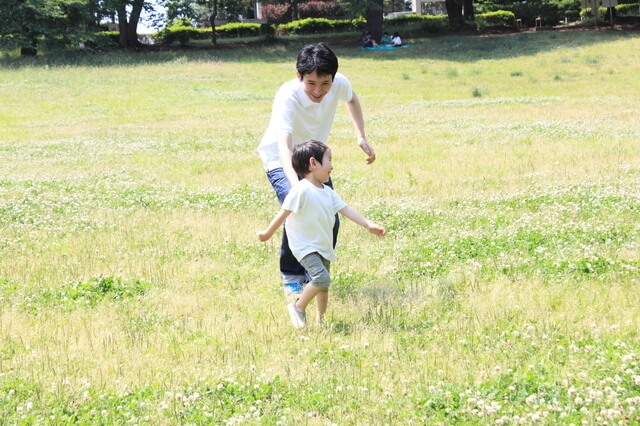 鬼ごっこをする親子,外遊び,子ども,道具
