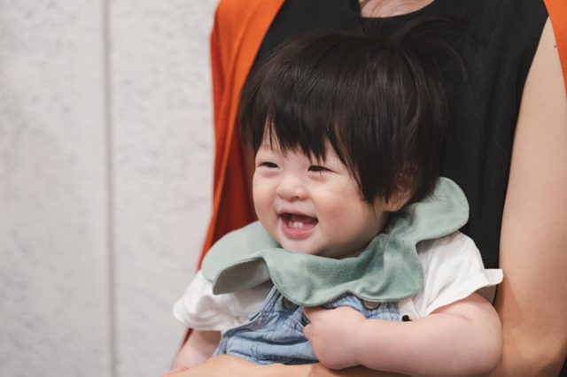 ニコニコする可愛いこども,離乳食,フォローアップミルク,