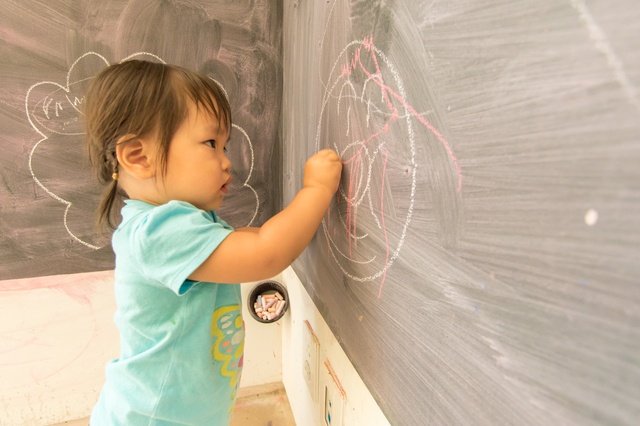黒板にお絵かきする子ども,お絵かき,黒板,子ども部屋