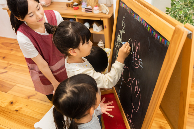 黒板にお絵かきする子ども達,お絵かき,黒板,子ども部屋