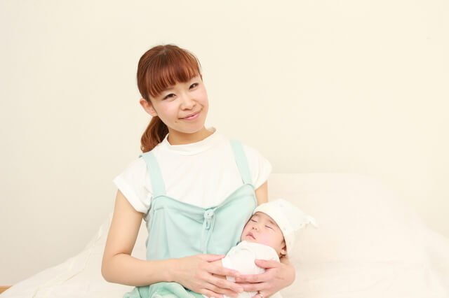 赤ちゃんを抱くママ,産後サポーター,おすすめ,選び方