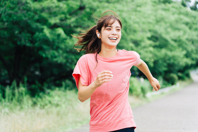 外を走る若い女性,アンケート,夫婦仲,