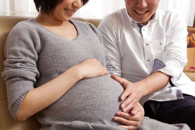 胎動を感じる夫婦,妊娠,37,週