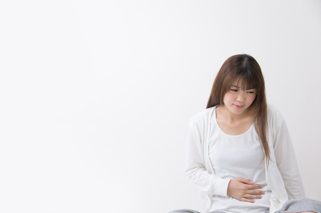 胃もたれに苦しむ女性,妊娠,38週,