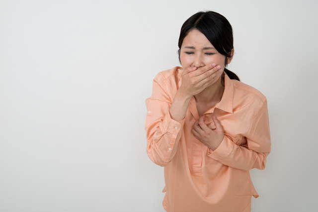 つわりで吐き気を感じる女性,妊娠,11週,症状