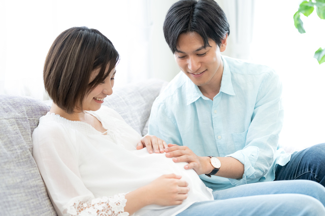 妊婦さんとお腹に手をあてるパパ,胎動,いつから,