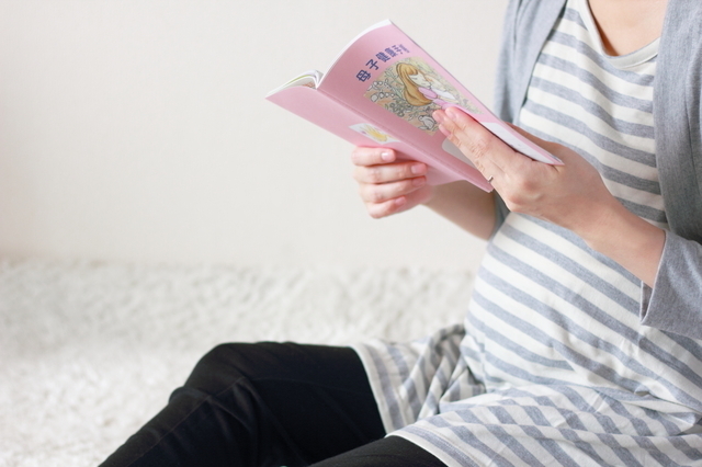 母子手帳を見る妊婦,妊娠,14週,お腹