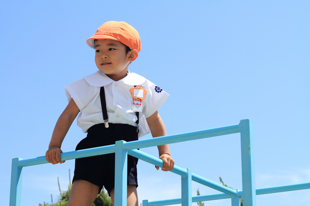 ジャングルジムに登る幼児,子ども,しつけ,叱り方