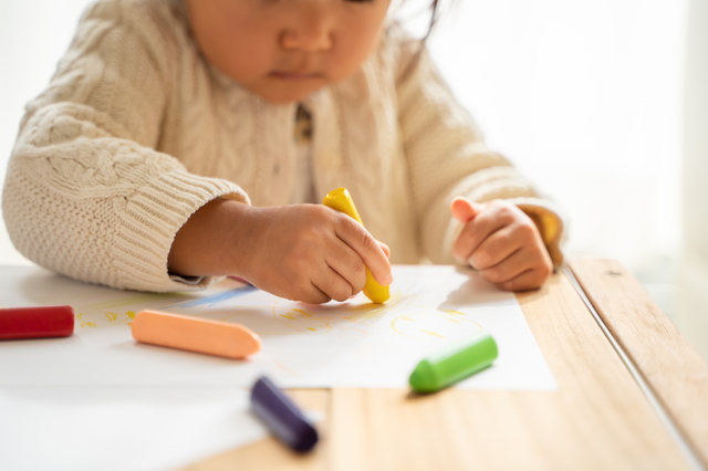 お絵かきをする子ども,知育玩具,言葉,発達