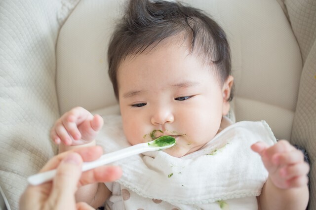 ほうれん草ペーストを食べる赤ちゃん,離乳食,ほうれん草,