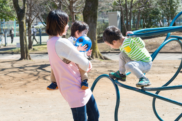公園で遊ぶ保育士と子ども達,ストレス,対処法,