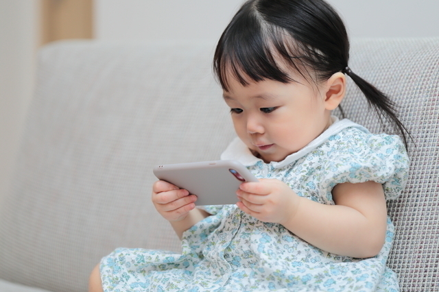 スマホ見る幼児,スマホ,育児,