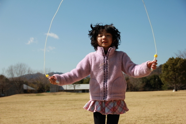縄跳びをする女の子,外遊び,子ども,道具