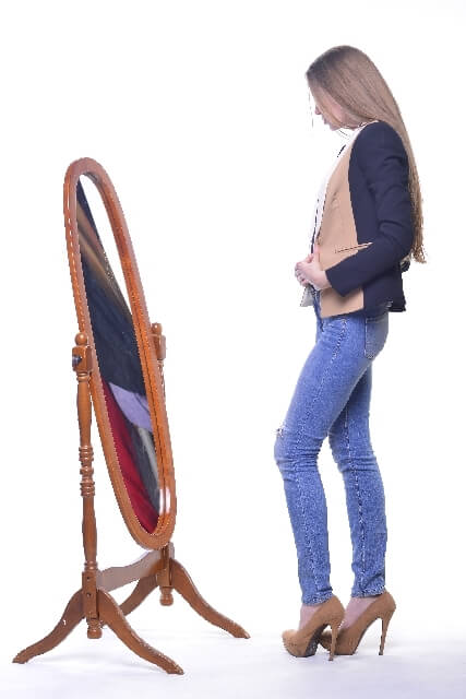 女性のポージング,ユニクロ,リバティ,コラボ
