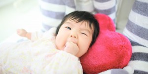 写真スタジオで赤ちゃんや子どもの自然な表情を撮影した画像