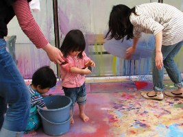 あざみ野でアート体験を楽しむ親子の画像