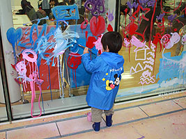 あざみ野でアート体験を楽しむ子どもの画像