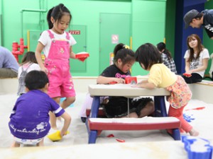 抗菌砂遊びを楽しむ子どもの画像