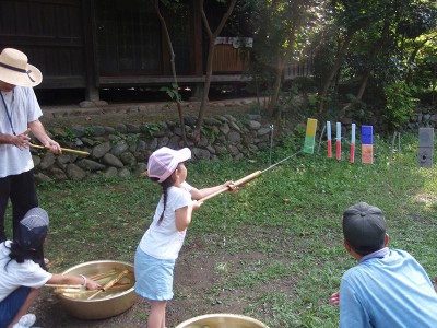 日本民家園で水でっぽうを興じる体験できるイベントの画像