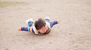 子どもが転倒!病院に連れて行くべき症状とたんこぶが出来た時の応急処置の画像