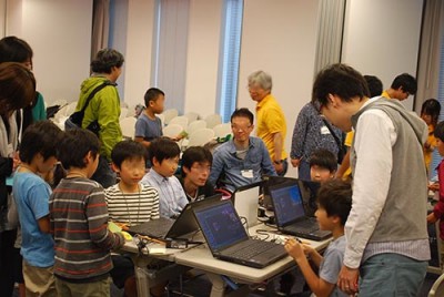 スクラッチを使ってゲームをプログラムしていく体験教室に参加する子ども達の画像02