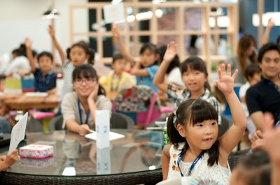 スクラッチを使ってゲームをプログラムしていく体験教室に参加する子ども達の画像