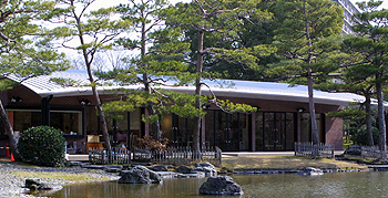 福岡の紅葉でおすすめな公園内にある休憩所の画像