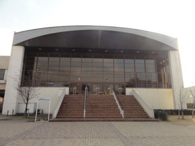 福岡の紅葉でおすすめな公園内にある文化ホールの画像