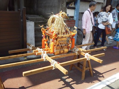 戸越銀座の商店街のお祭りに登場する御神輿の画像