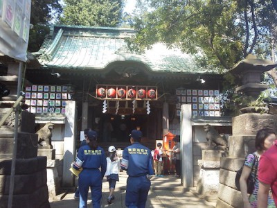 戸越銀座の商店街にある戸越八幡神社の画像