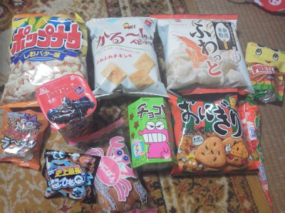戸越銀座の商店街にお祭りで子どもたちに配られるお菓子の画像
