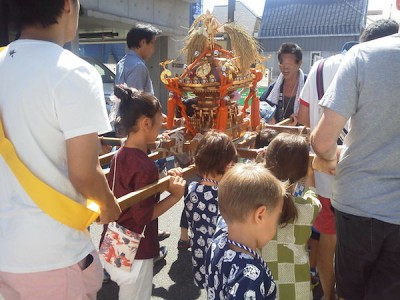 戸越銀座の商店街のお祭りに参加する子どもたちの画像